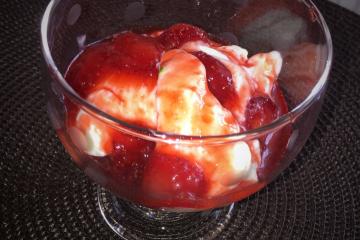 Frozen iogurte com calda de frutas vermelhas