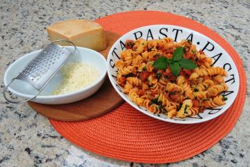 Fusilli ao molho de linguiça toscana