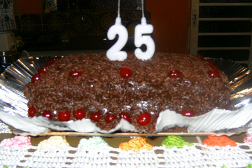 Bolo de chocolate com calda de chocolate