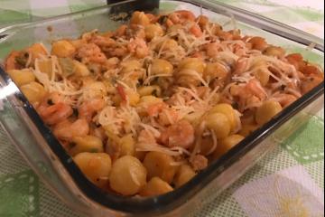Nhoque com camarão ao molho de tomate