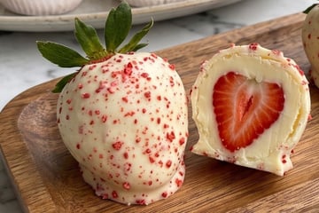 Morango cravejado: o bombom do amor viral com brigadeiro cremoso e coberto de pedacinhos crocantes