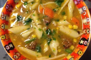 Sopa de legumes com músculo e massinha