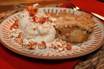 Crumble de maçã com sorvete e farofa de pipoca