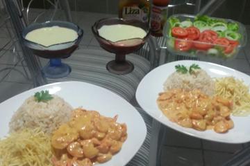 Camarão ao creme parmesão e ervas finas