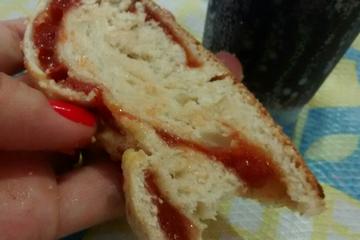 Pão recheado com goiabada