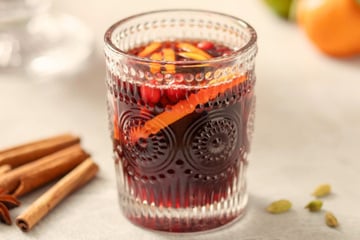 Quentão sem álcool com suco de uva pronto em 20 minutos para toda a família