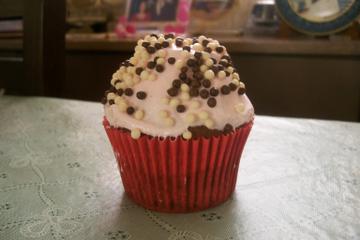 Cupcake de chocolate com merengue de morango super fácil