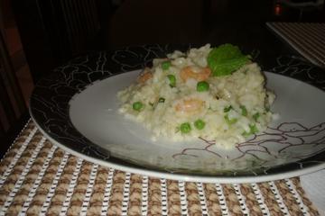 Risoto de camarão com ervilhas frescas