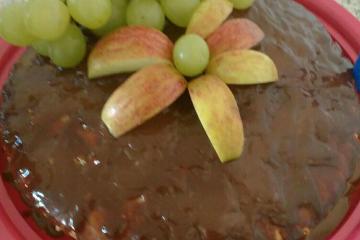 Bolo de banana com cobertura de chocolate