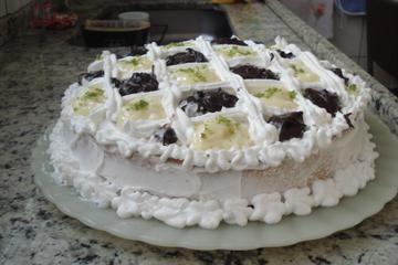 Bolo com recheio de limão e chocolate
