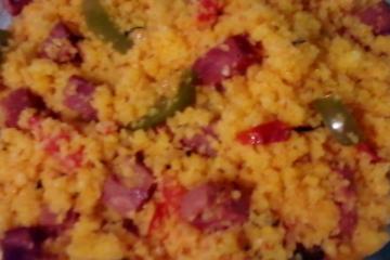 Farofa de cuscuz com calabresa