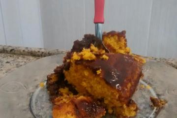 Bolo de cenoura com calda de chocolate