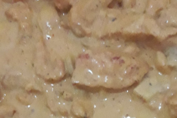 Estrogonofe de frango com vinho branco