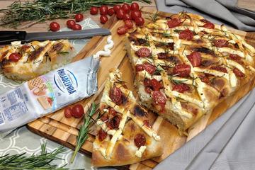 Focaccia de cream cheese e tomates confit