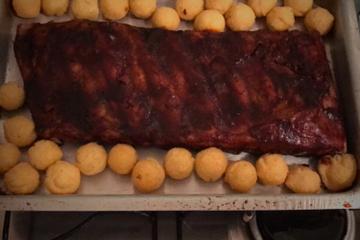 Costela de porco com molho barbecue
