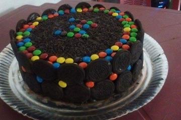 Torta de chocolate com confeitos e biscoito