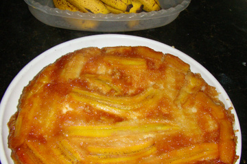 Bolo invertido de banana caramelada de liquidificador
