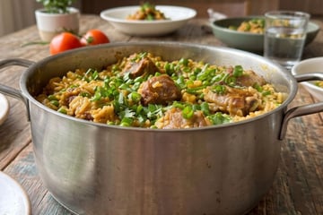 Arroz de costelinha suína cremoso com ervilha muito temperado e saboroso