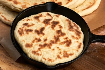 Pãozinho de frigideira de 2 ingredientes com apenas farinha e água