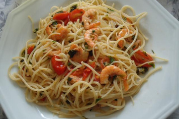 Macarrão com camarões, tomatinhos e manjericão