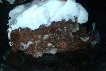 Bolo de chocolate com cobertura de morango do amor