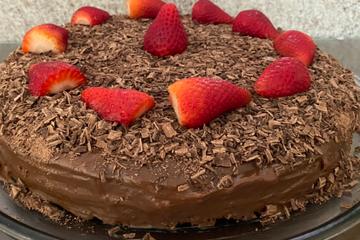 Bolo de chocolate com morango