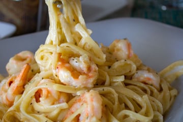 Macarrão com camarão cremoso e al dente sem passar do ponto