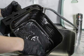 Sua air fryer vai ficar como nova com essa dica do TudoGostoso usando percarbonato de sódio