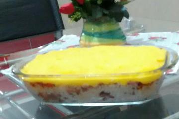 Arroz com calabresa e purê de mandioquinha