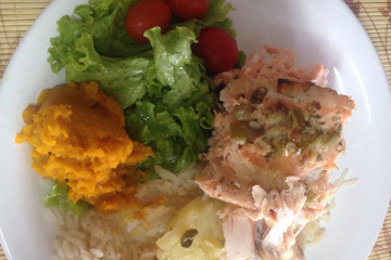 Salmão assado com batatas