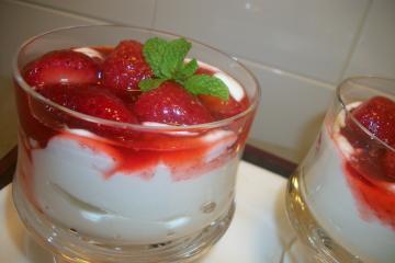 Sobremesa rápida de morango com creme