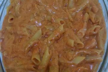Macarrão penne com queijo e creme de leite