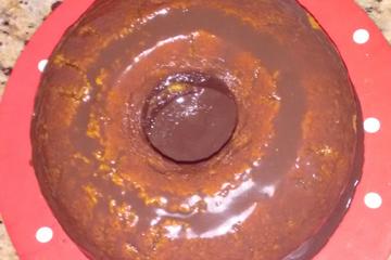 Bolo de cenoura com calda de chocolate