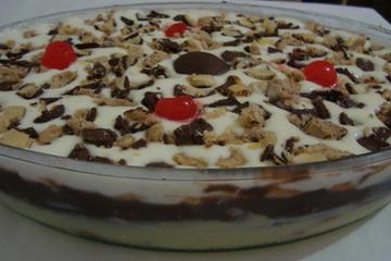 Pavê de bombons e cereja