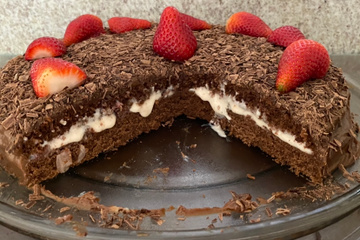 Bolo de chocolate com morango