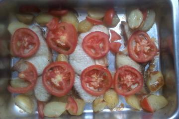Filé de peixe assado com batatas