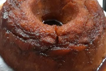 Bolo de banana com calda