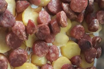 Linguiça ao forno com batatas