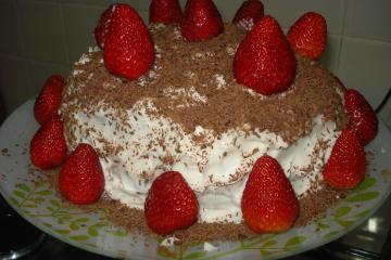 Bolo de chocolate e morango com Twix