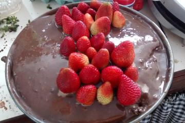 Bolo de chocolate com morango