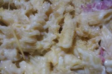 Macarrão ao molho branco com presunto e queijo