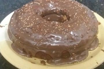 Bolo de cenoura com calda de chocolate