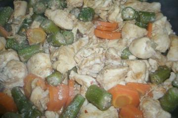 Filé de frango com quiabo e cenoura