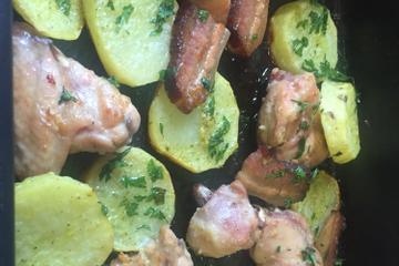 Frango a passarinho com batatas coradas