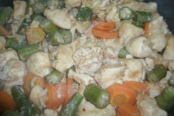 Filé de frango com quiabo e cenoura
