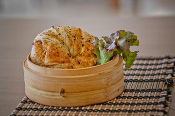 Sanduíche de croissant com frango