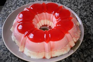 Pudim de gelatina de morango