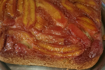 Bolo invertido de banana caramelada de liquidificador