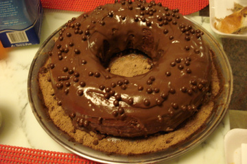Bolo de chocolate com calda de chocolate