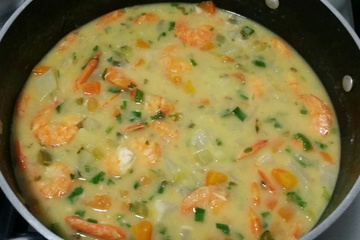 Camarão ao molho de coco com legumes